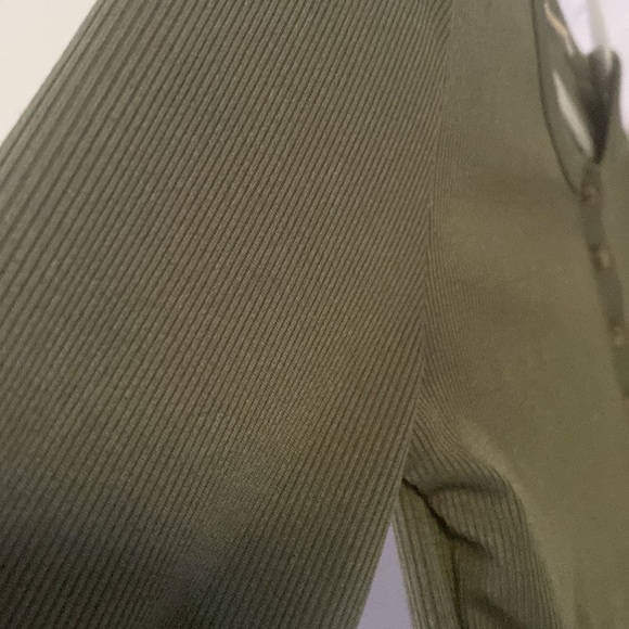 Green long sleeve longer cut crop top - Picture 4 of 4